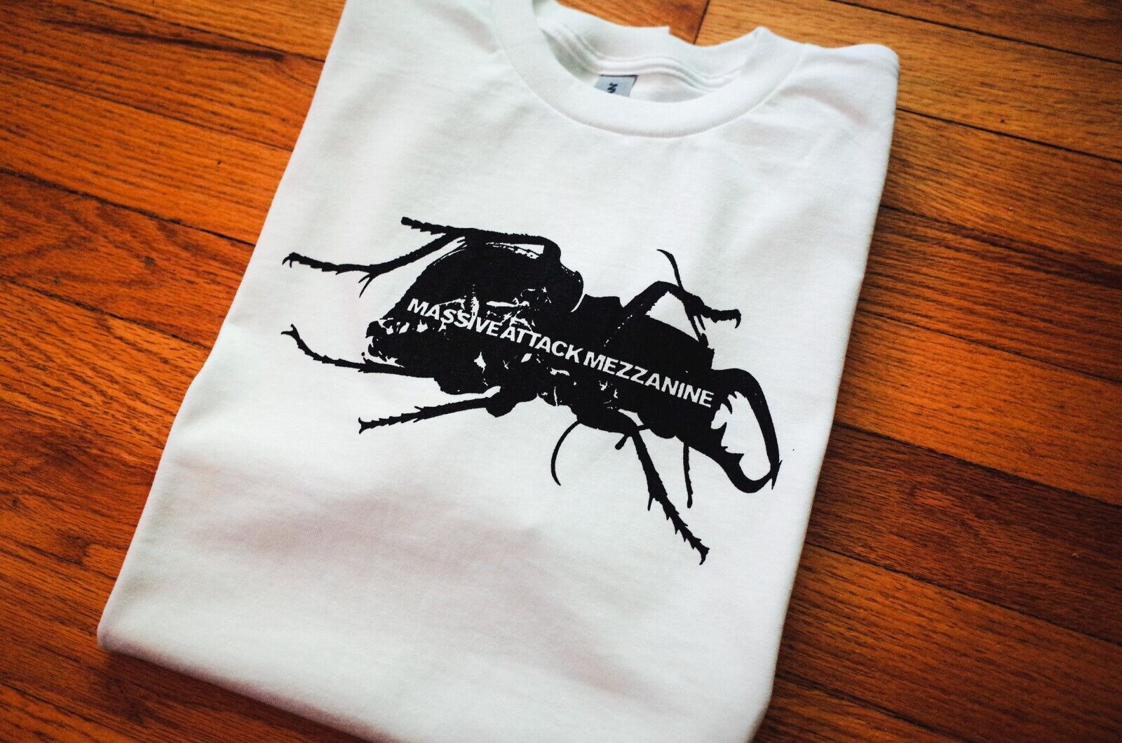 Vintage Massive Attack Mezzanine Trip Hop T-Shirt Vintage Massive Attack Mezzanine Trip Hop T-Shirt
