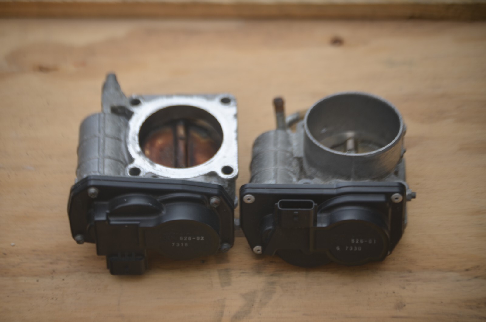 タニシ NISSAN / INFINITI OEM THROTTLE BODY 526-02 526-01 (lot of 2