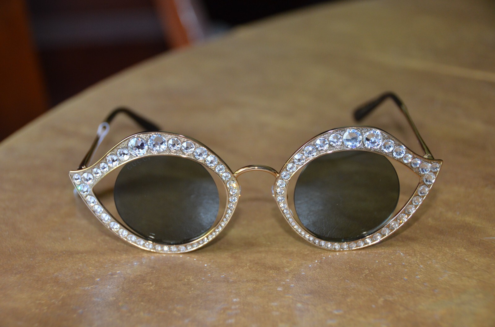 GUCCI★素敵！HOLLYWOOD FOREVER CRYSTAL CAT EYE SUNGLASSES NWOT RARE HOLLYWOOD FOREVER GUCCI EMBELLISHED CRYSTAL LIPS