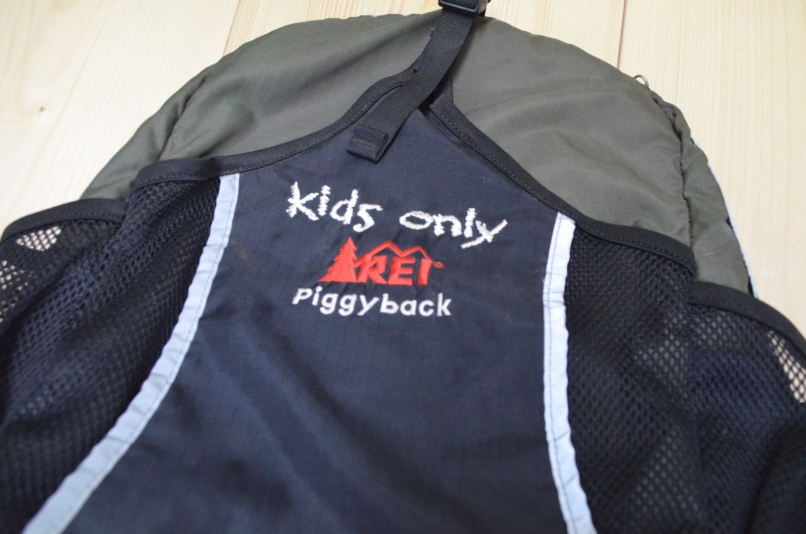 REI Kids Carrier Piggy Back Hiking Gear Olive Green Child Toddler Black