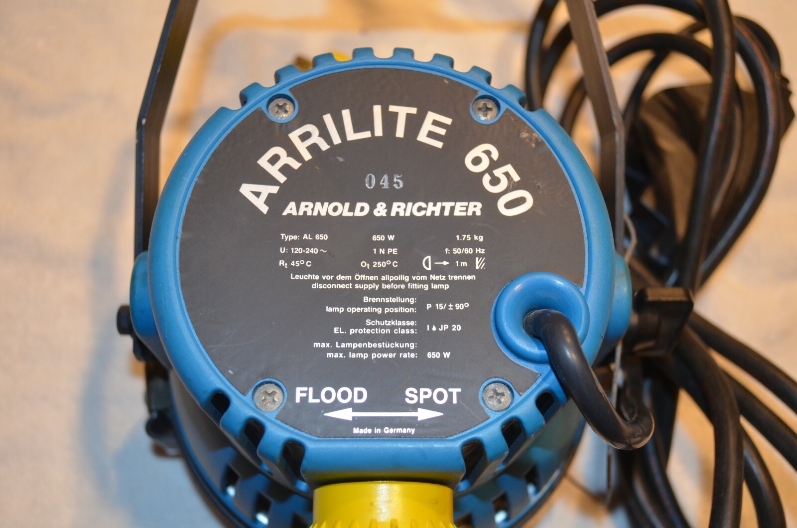 Arri Arrilite 650 Open Face Flood and Spot Tungsten Light Includes Bulb 120V