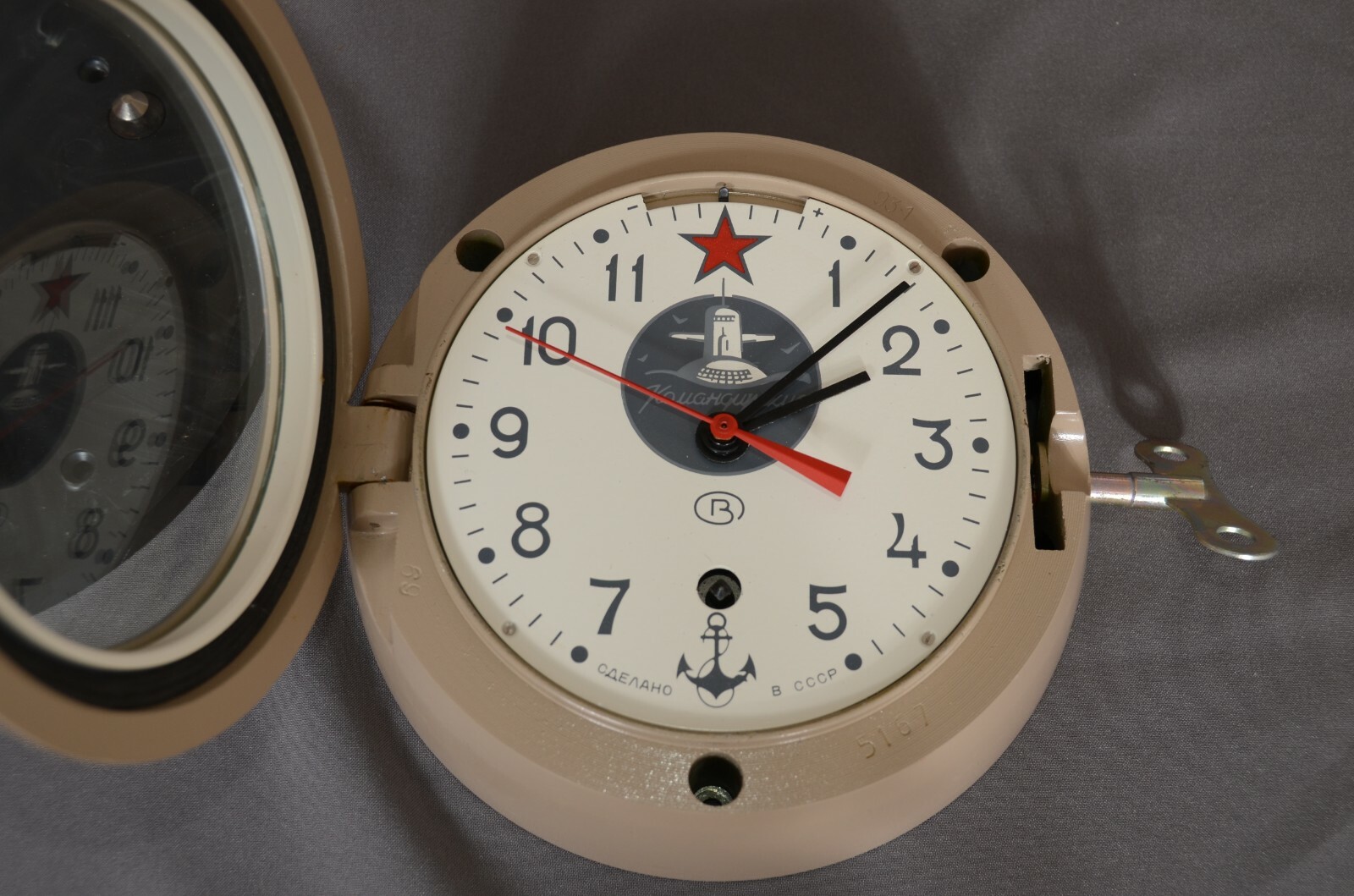 VINTAGE USSR RUSSIAN SUBMARINE SHIP CLOCK W KEY (WORKING) HEAVY 5-1/2 LBS