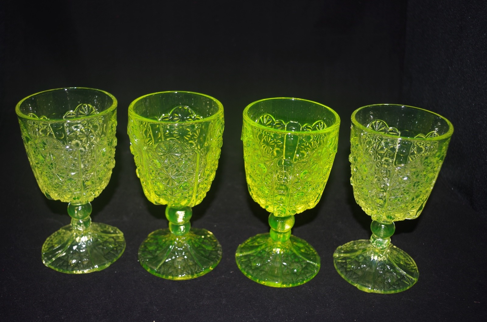 EAPG VASELINE GLASS (CANARY YELLOW) DAISY & BUTTON (SET 4)