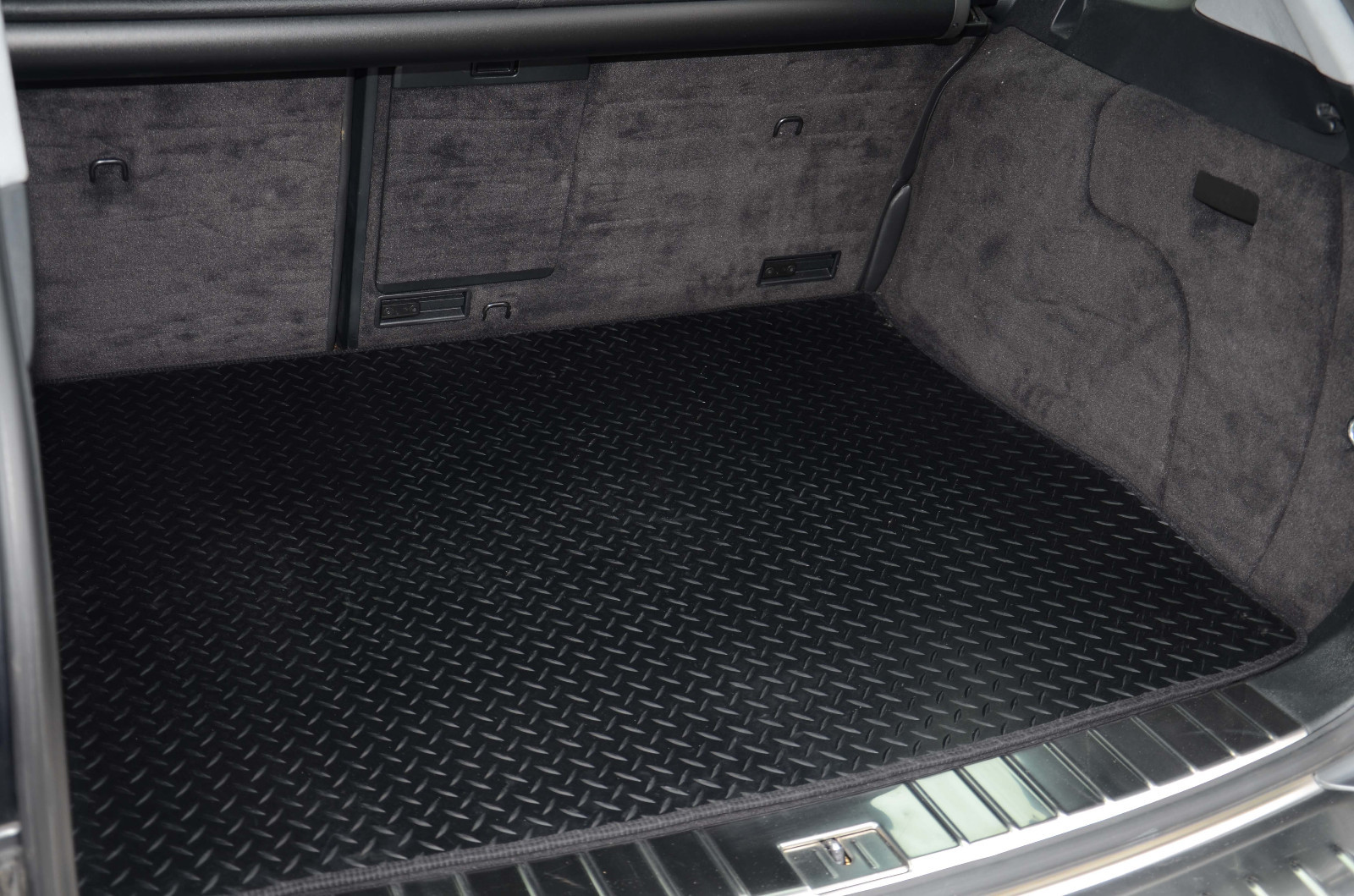 TAILORED RUBBER BOOT MAT FOR VOLKSWAGEN 