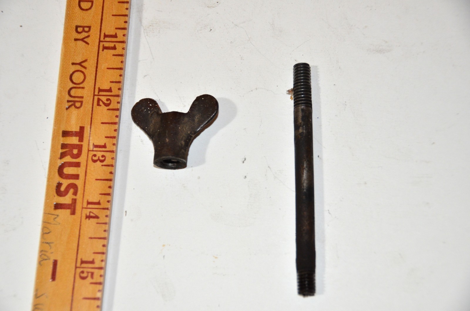 IHC Wing Nut and Stud for valve cover 1-1/2 - 2-1/2 hp LA Engine