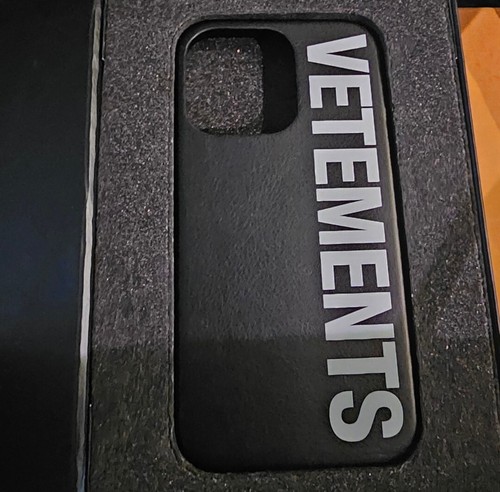Vetements Horizontal Large Spell Out Logo-Printed Iphone 13