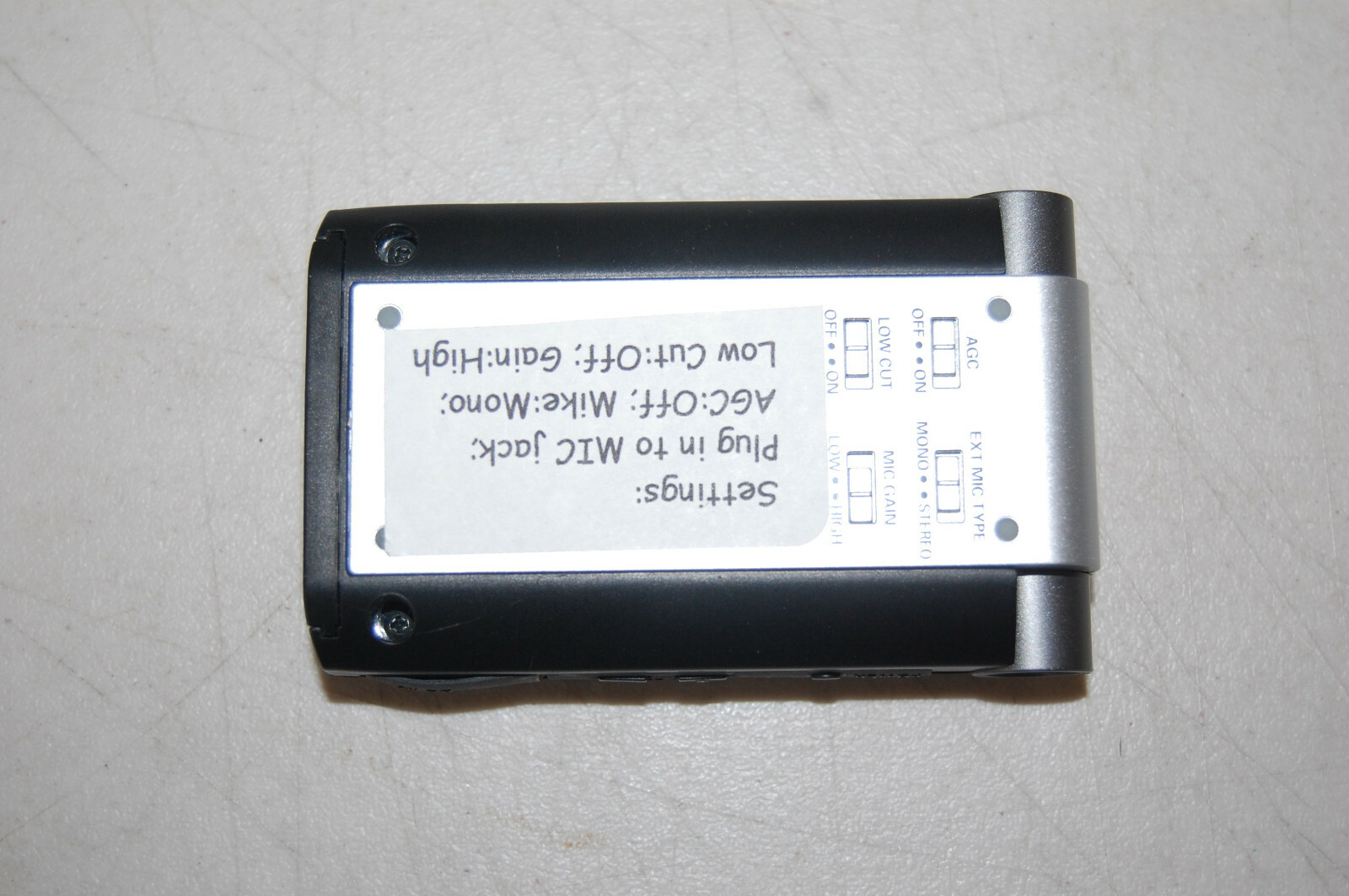 LIGHTLY USED ROLAND R-09 MP3 WAV DIGITAL RECORDER EDIROL