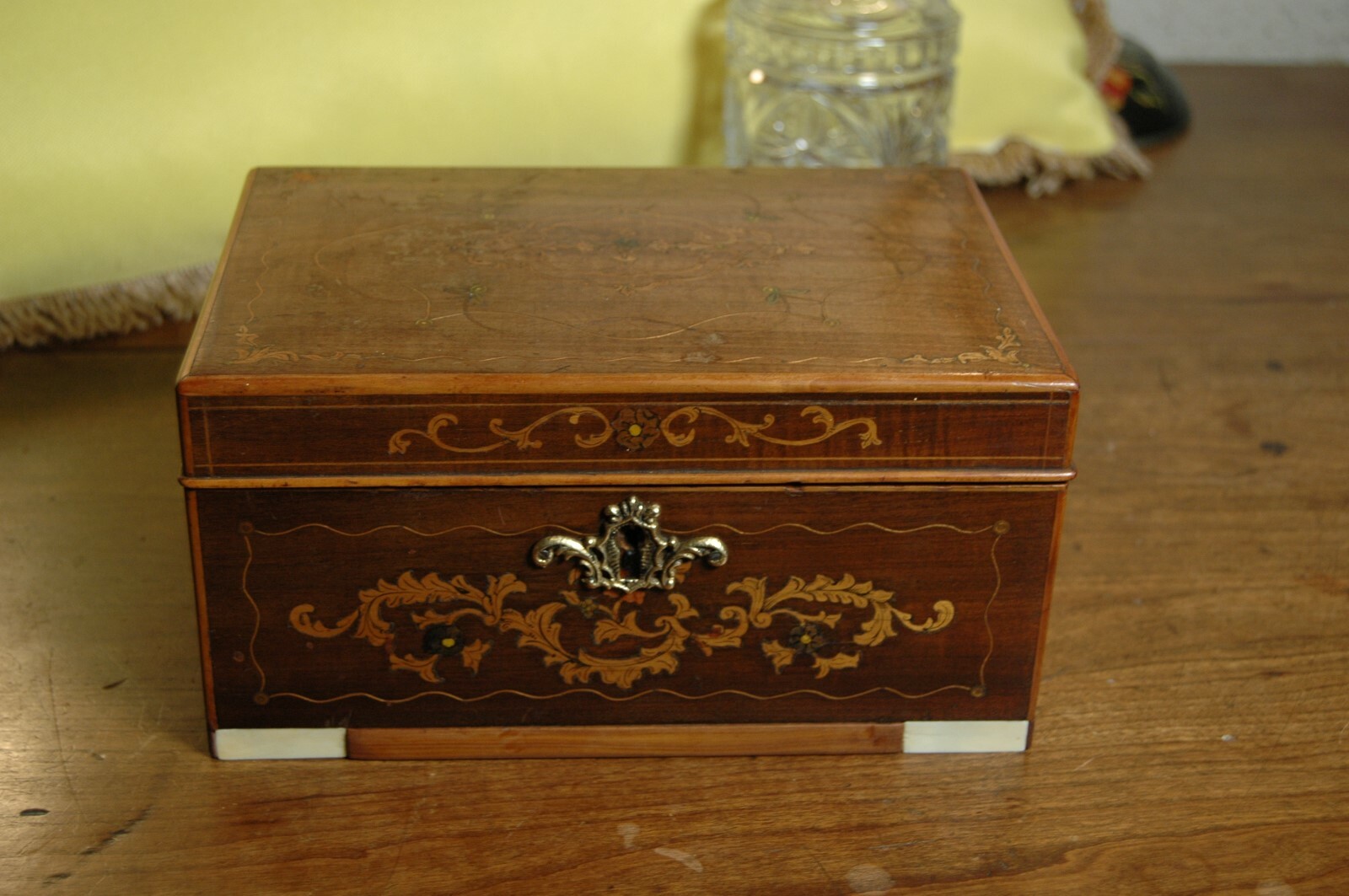 Antique Georgian tea caddy box.
