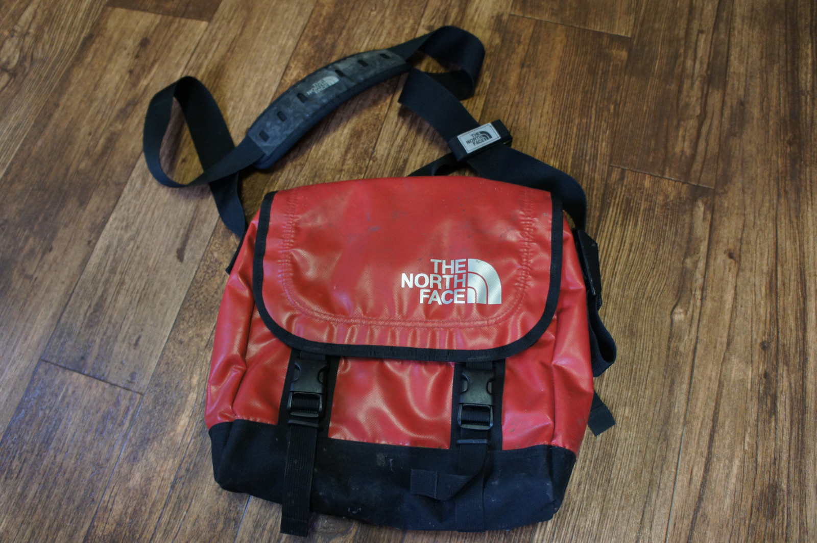 Vtg The North Face Base Camp Basecamp Sz S Red PVC Messenger Shoulder Gear Bag