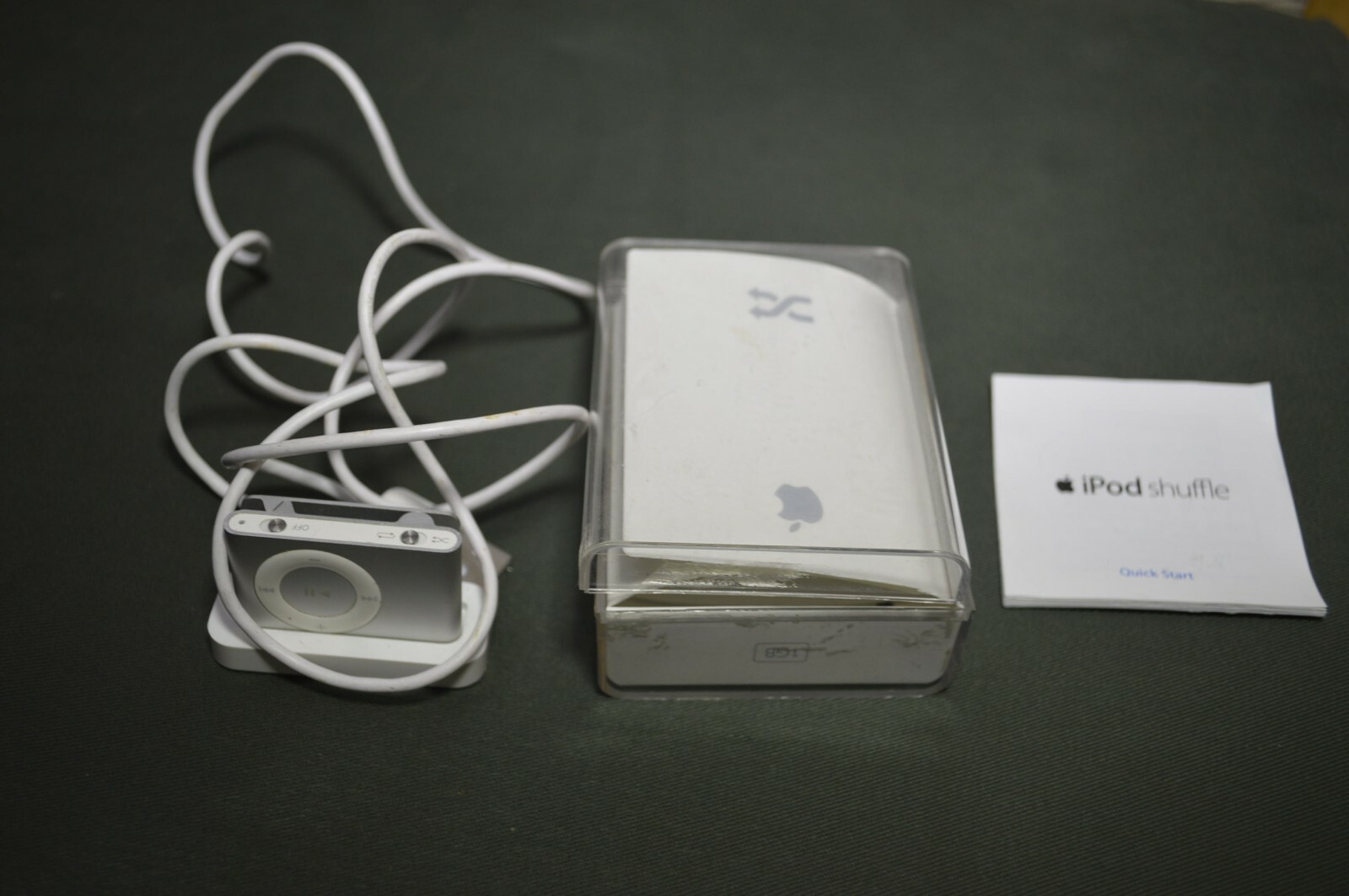 Apple iPod Shuffle 2nd Generation Model A1204 1GB Silver