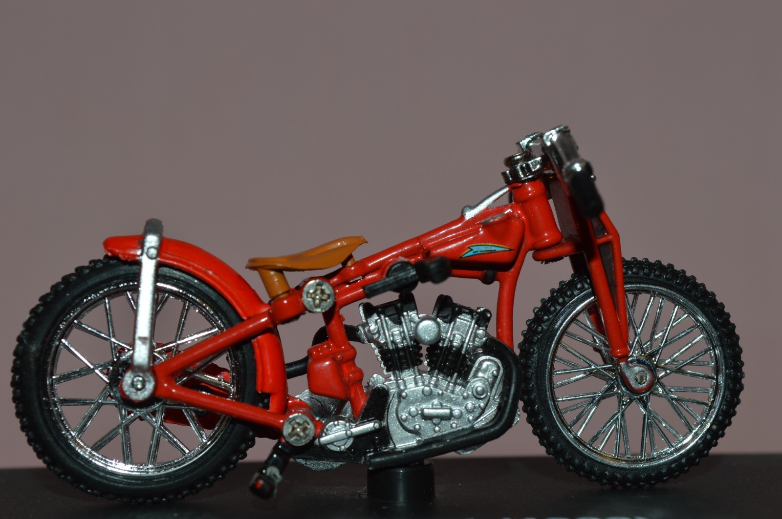 NEWRAY DIE-CAST MOTORCYCLE '1933' INDIAN SCOUT SCALE 1:32 BOXD ON PLASTIC STAND