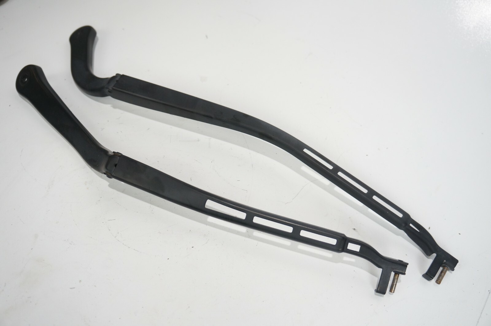06-2010 bmw 325i 328i 330i e90 left right windshield wiper arm pair set of 2 blk