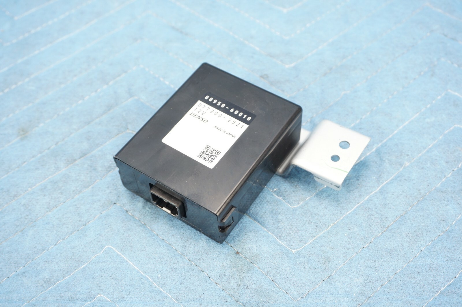 （美品）Lexus 日本酒 2016年 木箱入り Lexus LX570 Center Console Cool Box Amplifier 88950-60010