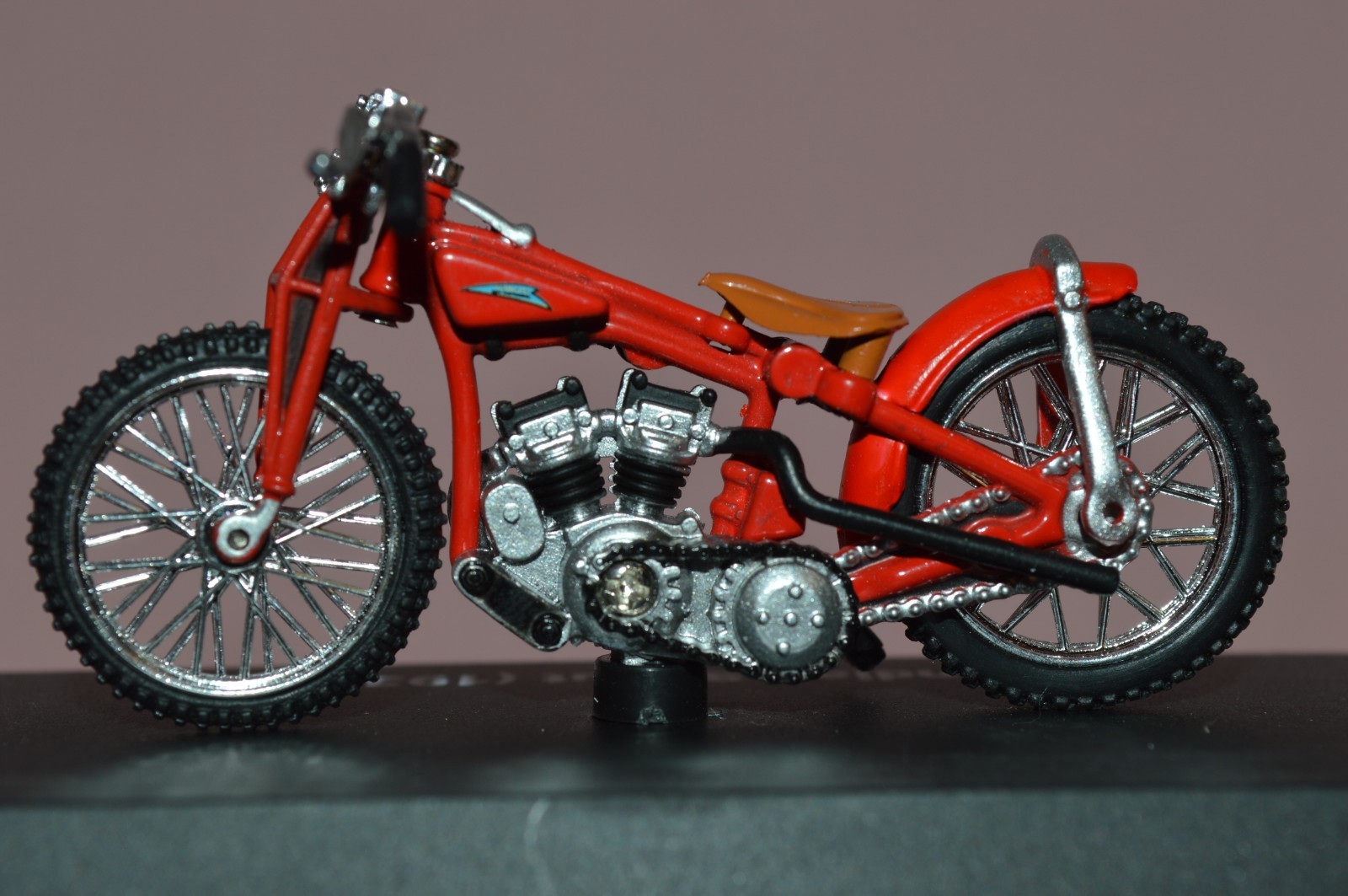 NEWRAY DIE-CAST MOTORCYCLE '1933' INDIAN SCOUT SCALE 1:32 BOXD ON PLASTIC STAND