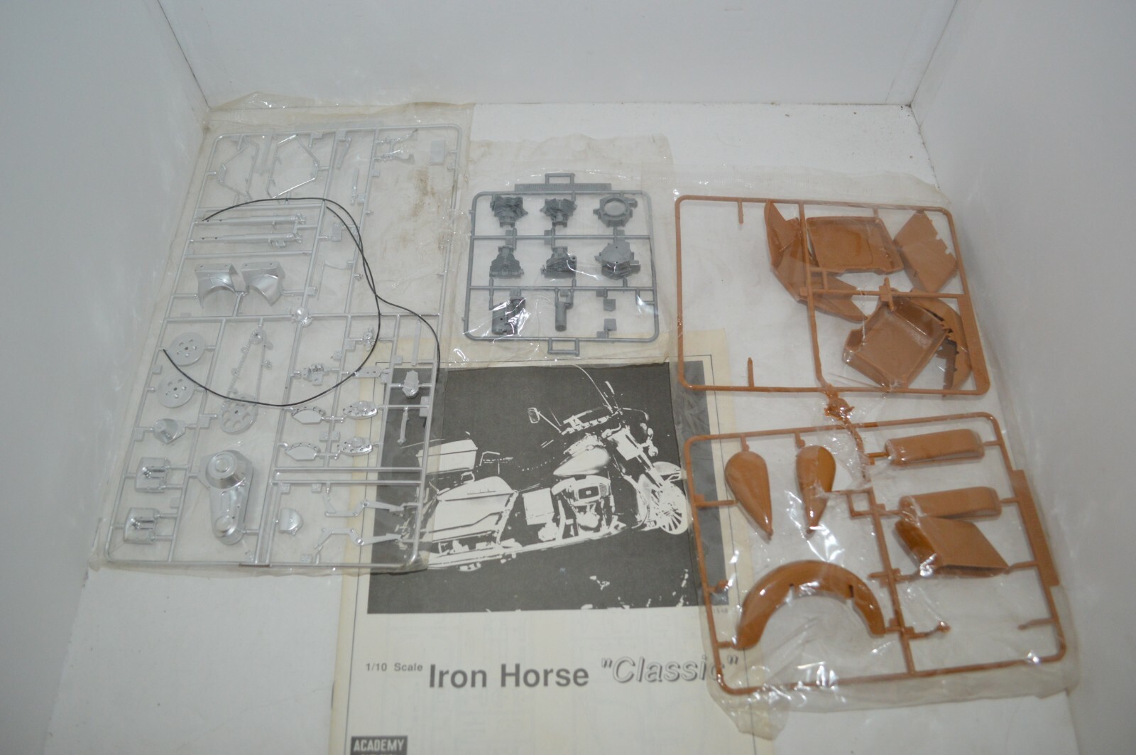 Minicraft Harley Davidson Iron Horse 80 Classic FLH Motorcycle Model Kit (6772)