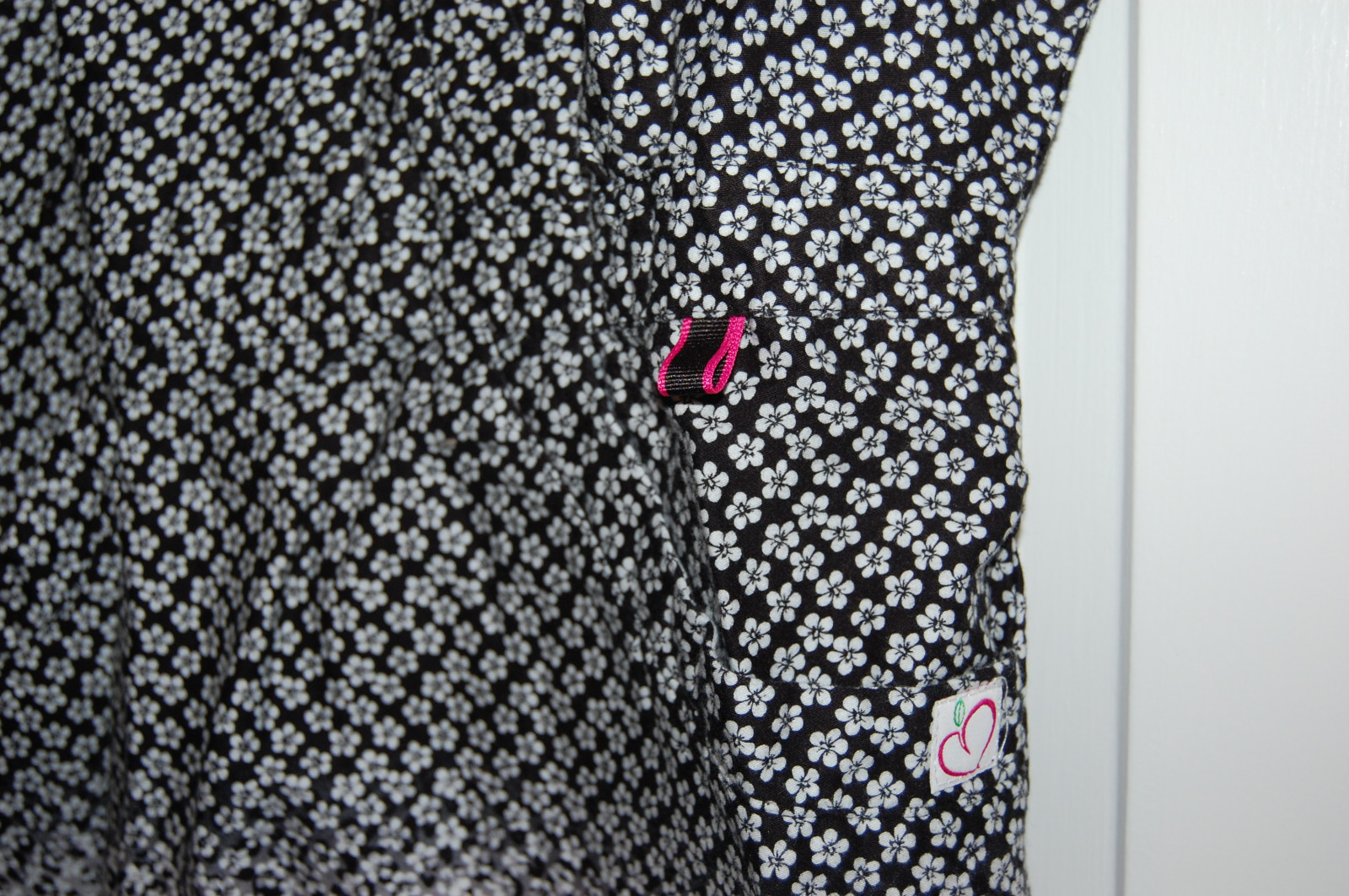 Life Is Peachy Scrub Top Womens Size Medium Black White floral cheetah print