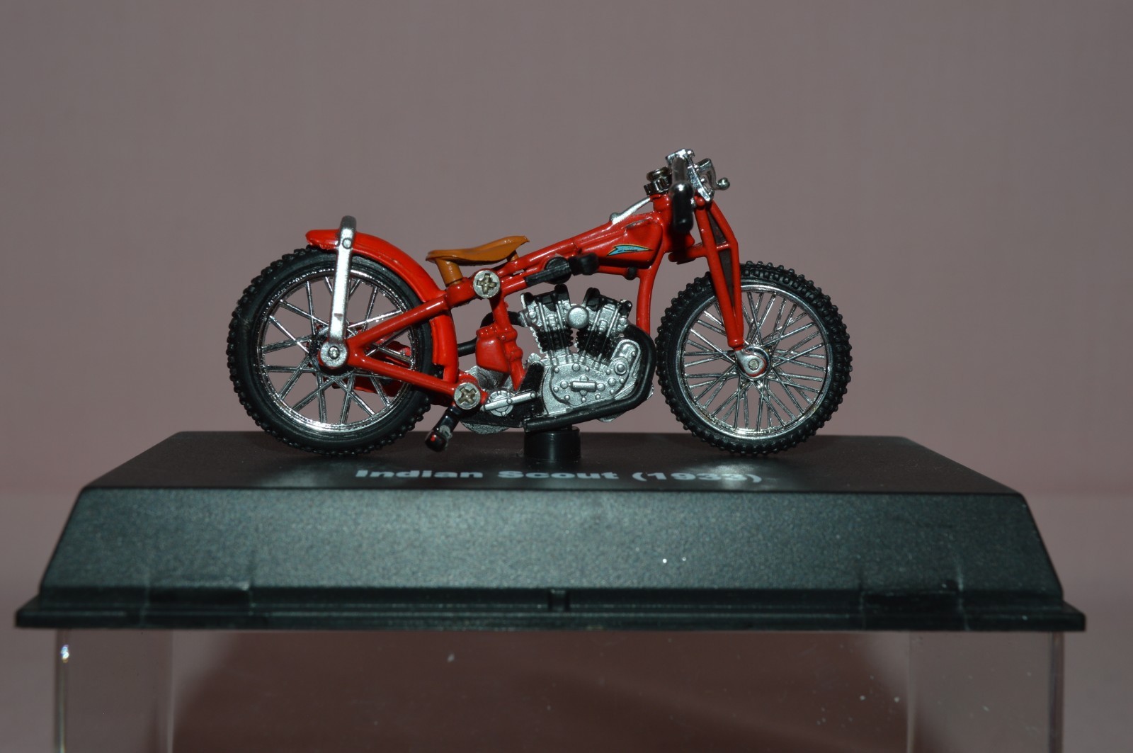 NEWRAY DIE-CAST MOTORCYCLE '1933' INDIAN SCOUT SCALE 1:32 BOXD ON PLASTIC STAND