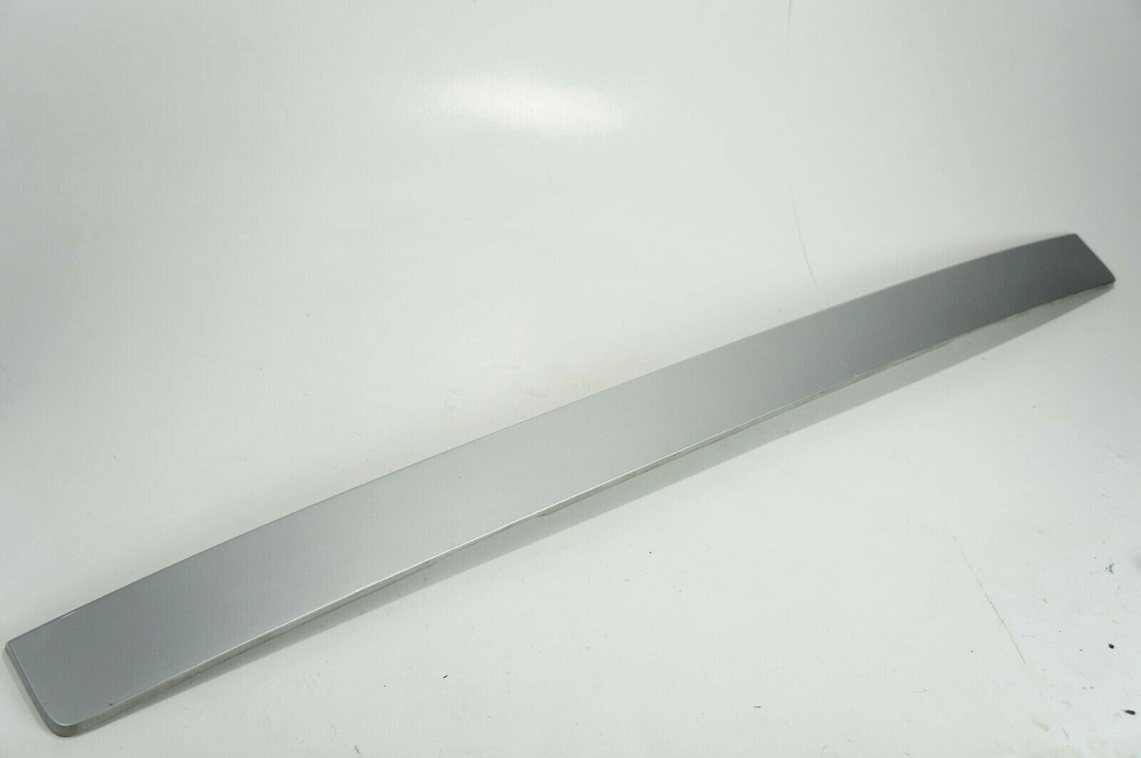 03-2005 range land rover hse l322 rear trunk tail gate lower trim strip silver
