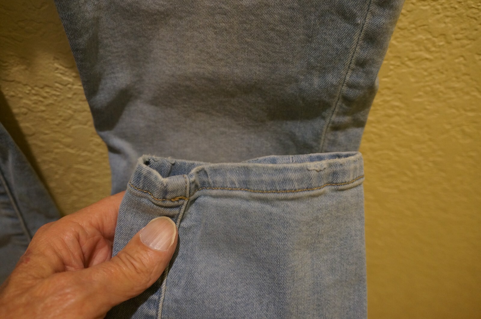 KID'S UNISEX ACID WASHED BLUE JEANS BY CHAPS SIZE 14