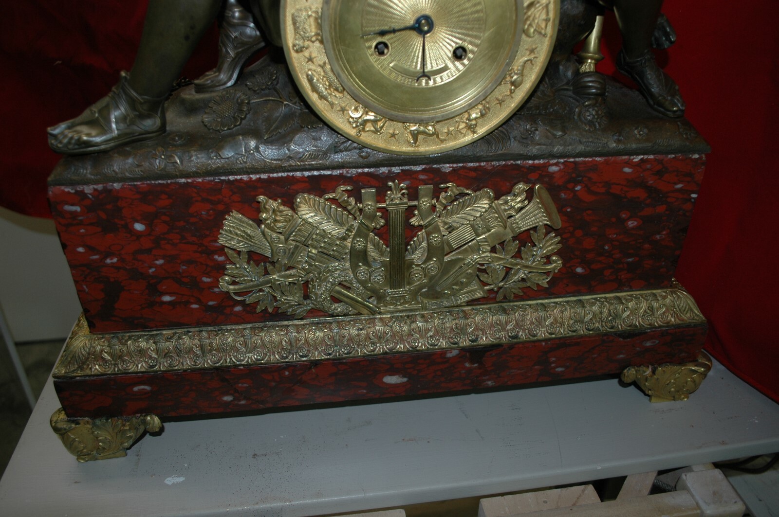 ANTIQUE 1800-1830 FRENCH DORE BRONZE AND RED LANGUEDOC MARBLE CLOCK