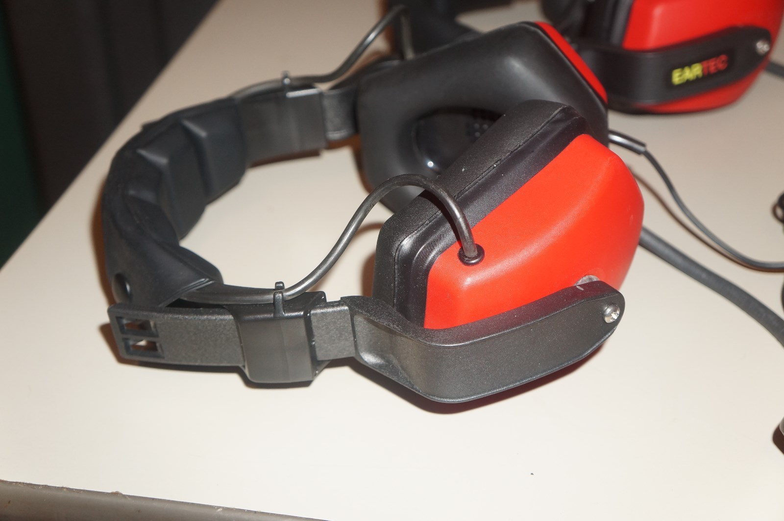 2 EARTEC DUAL SIDED WIRED WITH MICROPHONE HEADSET Excellent