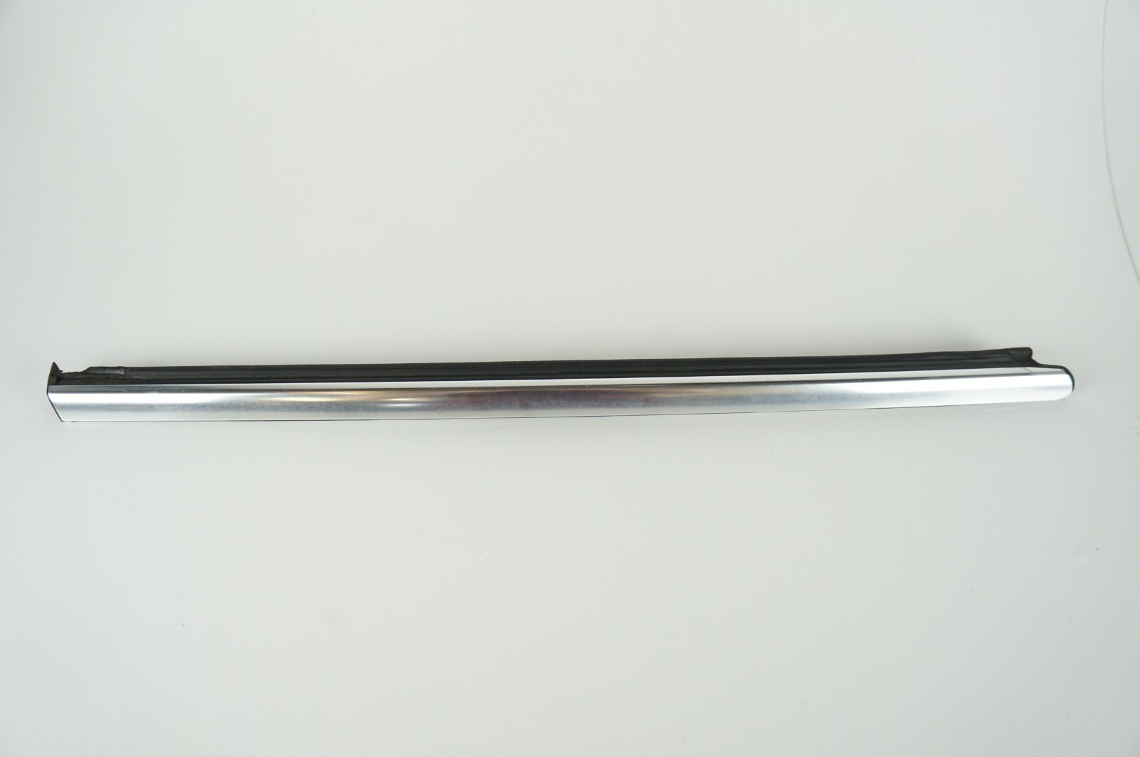 06-2012 mercedes w251 r320 r350 r500 rear left driver quarter glass window trim