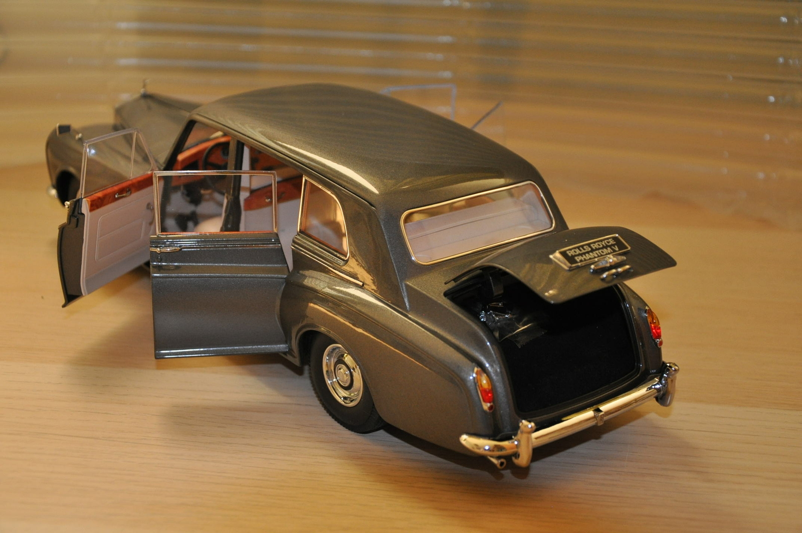 Paragon 1964 Rolls Royce Phantom V MPW Gunmetal Grey LHD 1