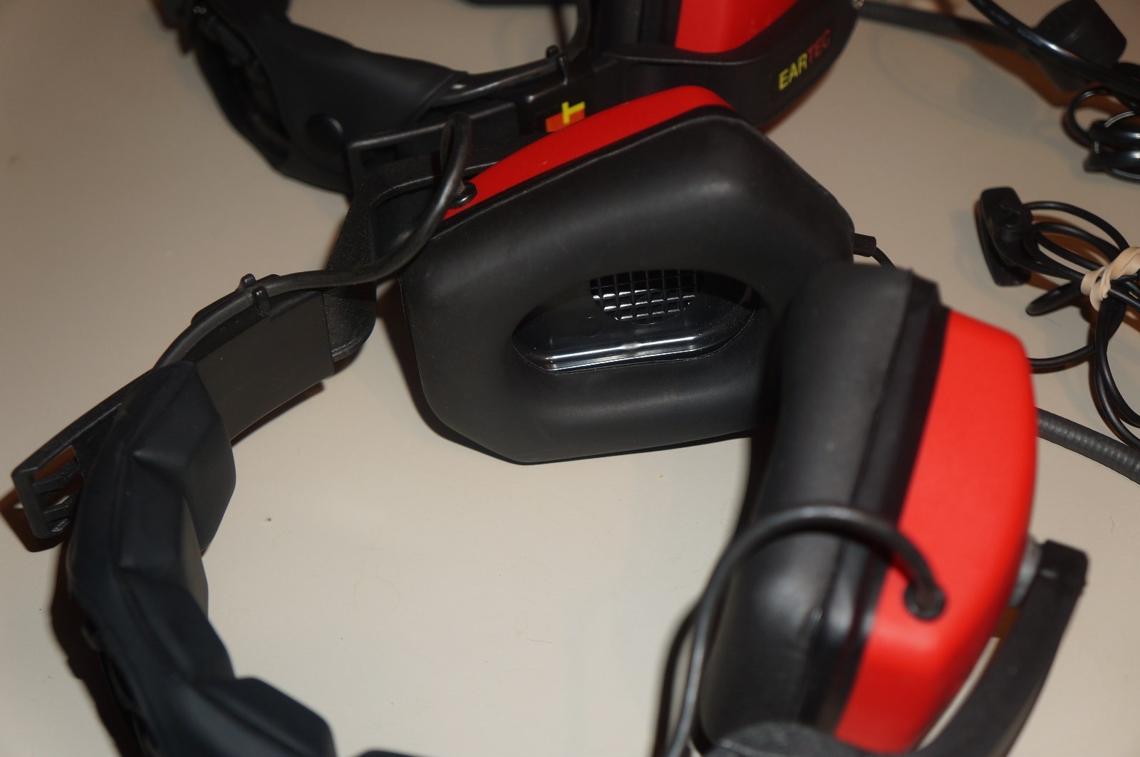 2 EARTEC DUAL SIDED WIRED WITH MICROPHONE HEADSET Excellent