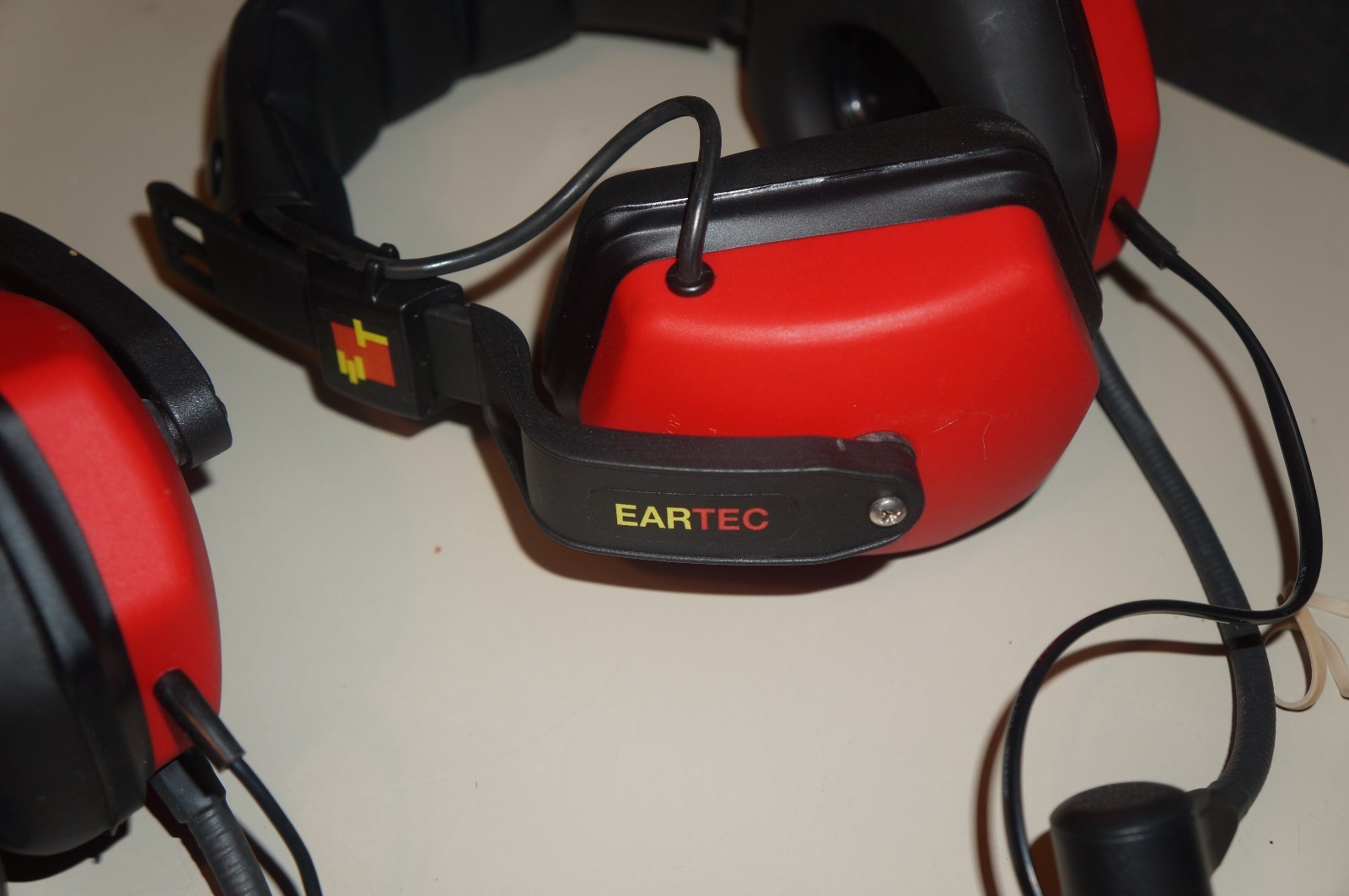 2 EARTEC DUAL SIDED WIRED WITH MICROPHONE HEADSET Excellent