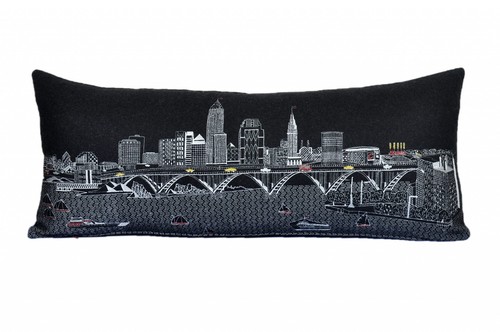 35 Черная декоративная подушка для поясницы Cleveland Nighttime Skyline