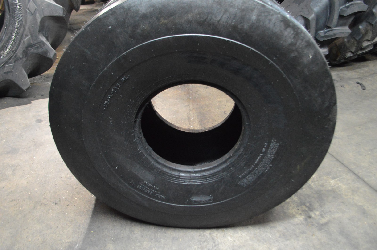 21.5-16.1 TIRE IMPLEMENT 8 PLY IN HOUSE OVERSTOCK 215161