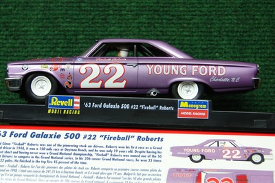 Monogram  85-4888 1963 Ford Galaxie 500 Fireball Roberts #22  NIB
