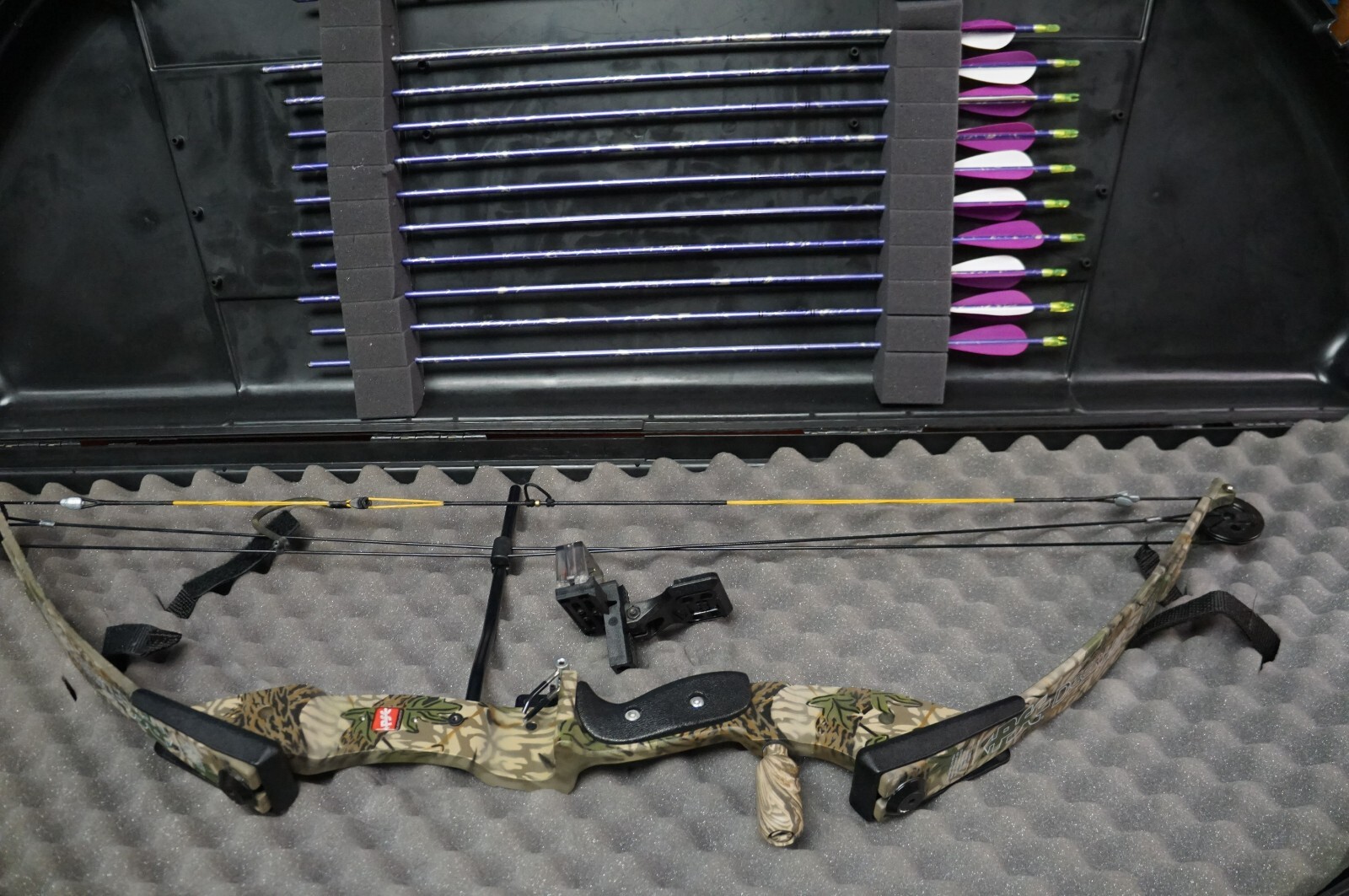 PSE Deer Hunter Compound Bow Draw Length 24 With Arrows & Case