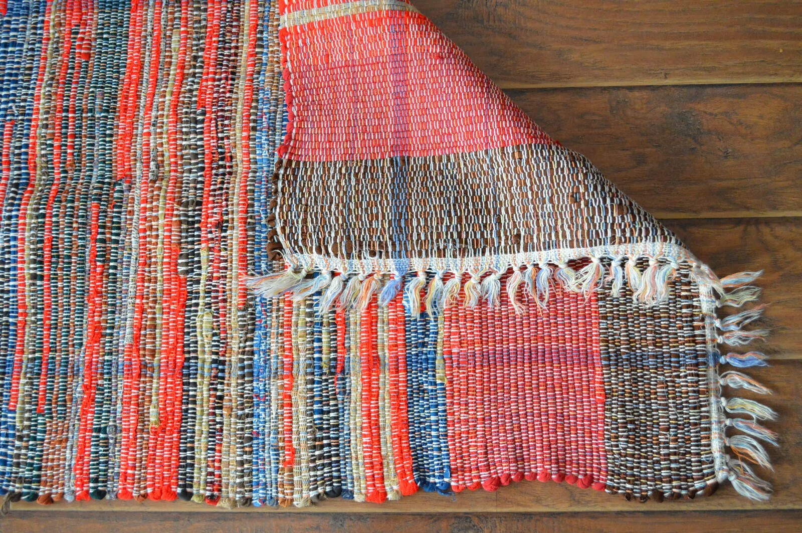 VINTAGE COLORFUL WOVEN RUG,26 X 52,RED & NAVY BLUE DESIGN,EXCELLENT CONDITION