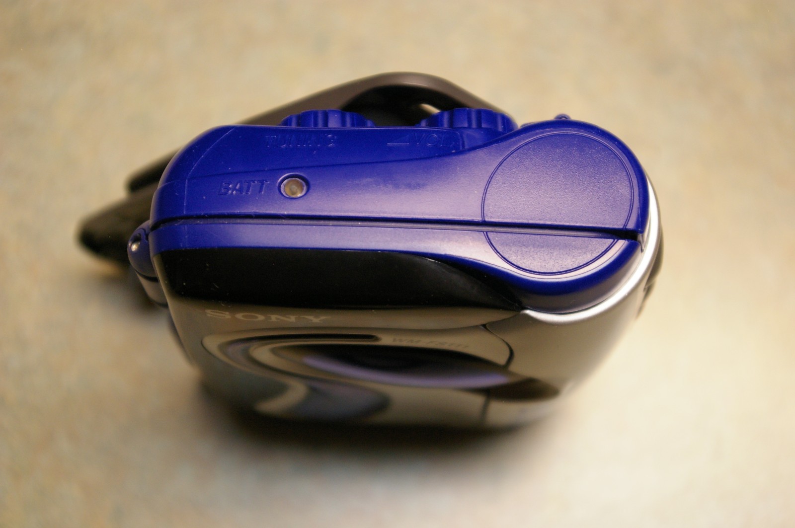 BLUE SONY WM-FS111 WALKMAN AM/FM CASSETTE PLAYER WITH BELT CLIP TESTED AND WORKS