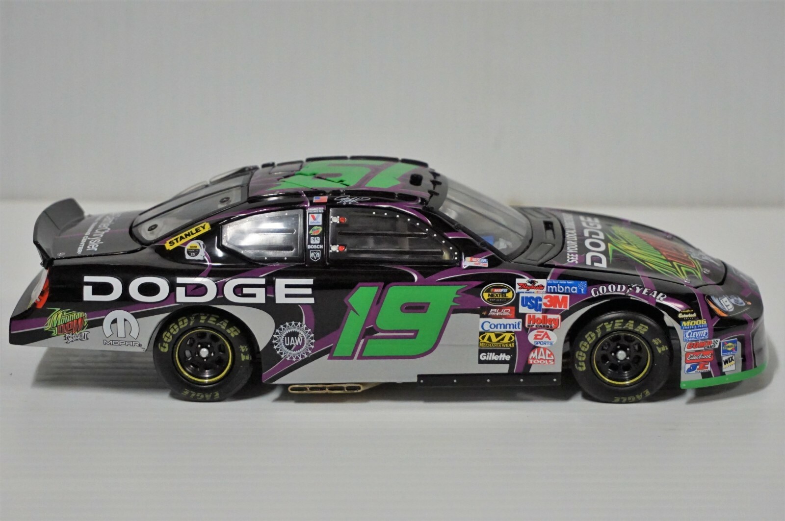 1/24 Jeremy Mayfield #19 Mountain Dew/Pitch Black II 2005 NASCAR Diecast Car