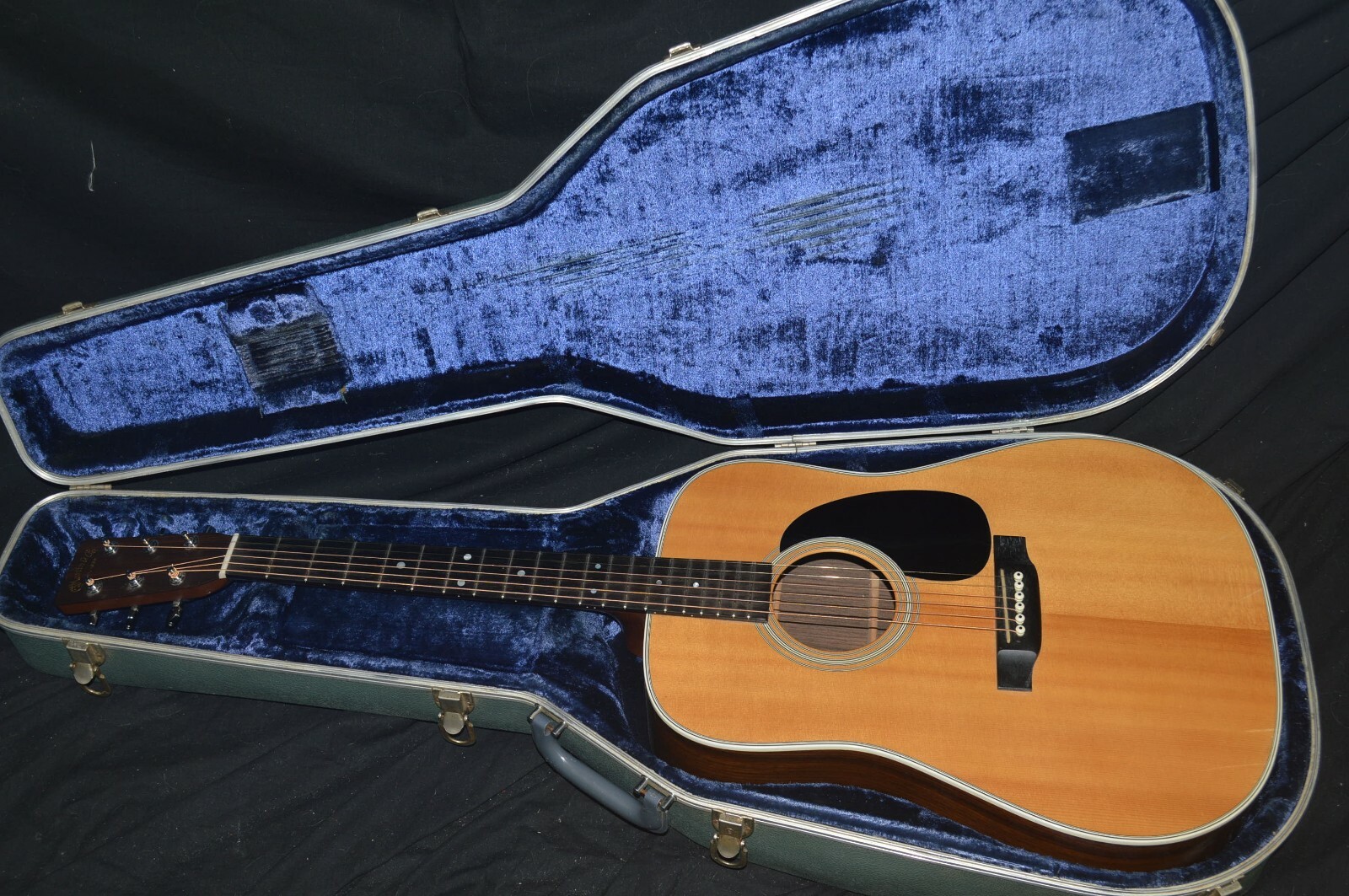 VINTAGE 1970'S MARTIN GUITAR CASE. DREADNOUGHT SIZE. BLUE MOLDED PLASTIC. XLNT