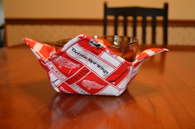 Quilted microwave bowl / pot holder / hugger  (cozy)  Detroit Redwings