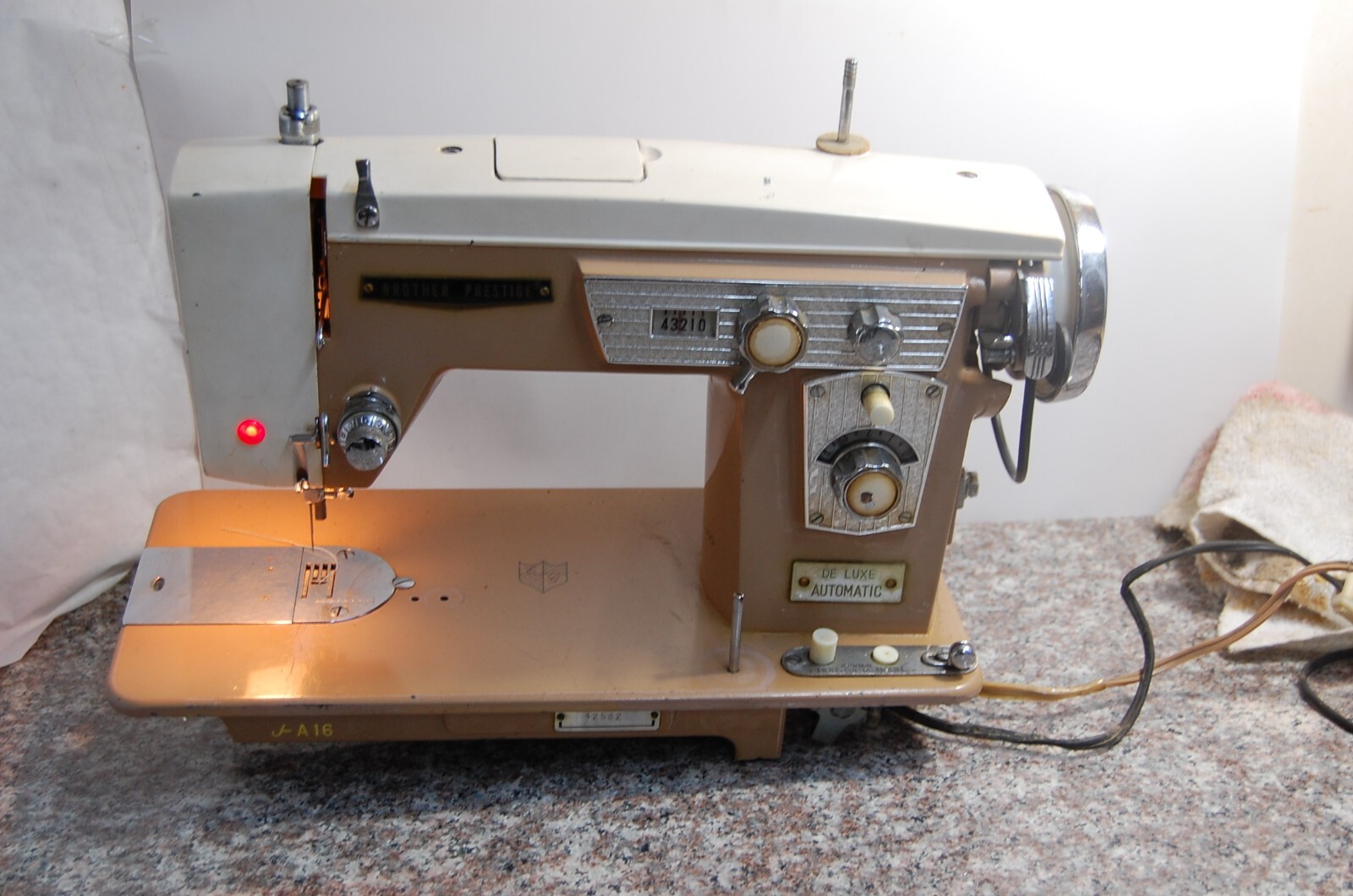 専用です。 SQUIRT ヴィンテージ木箱 Q3 BROTHER PRESTIGE De Luxe Heavy-Duty Sewing Machine Model