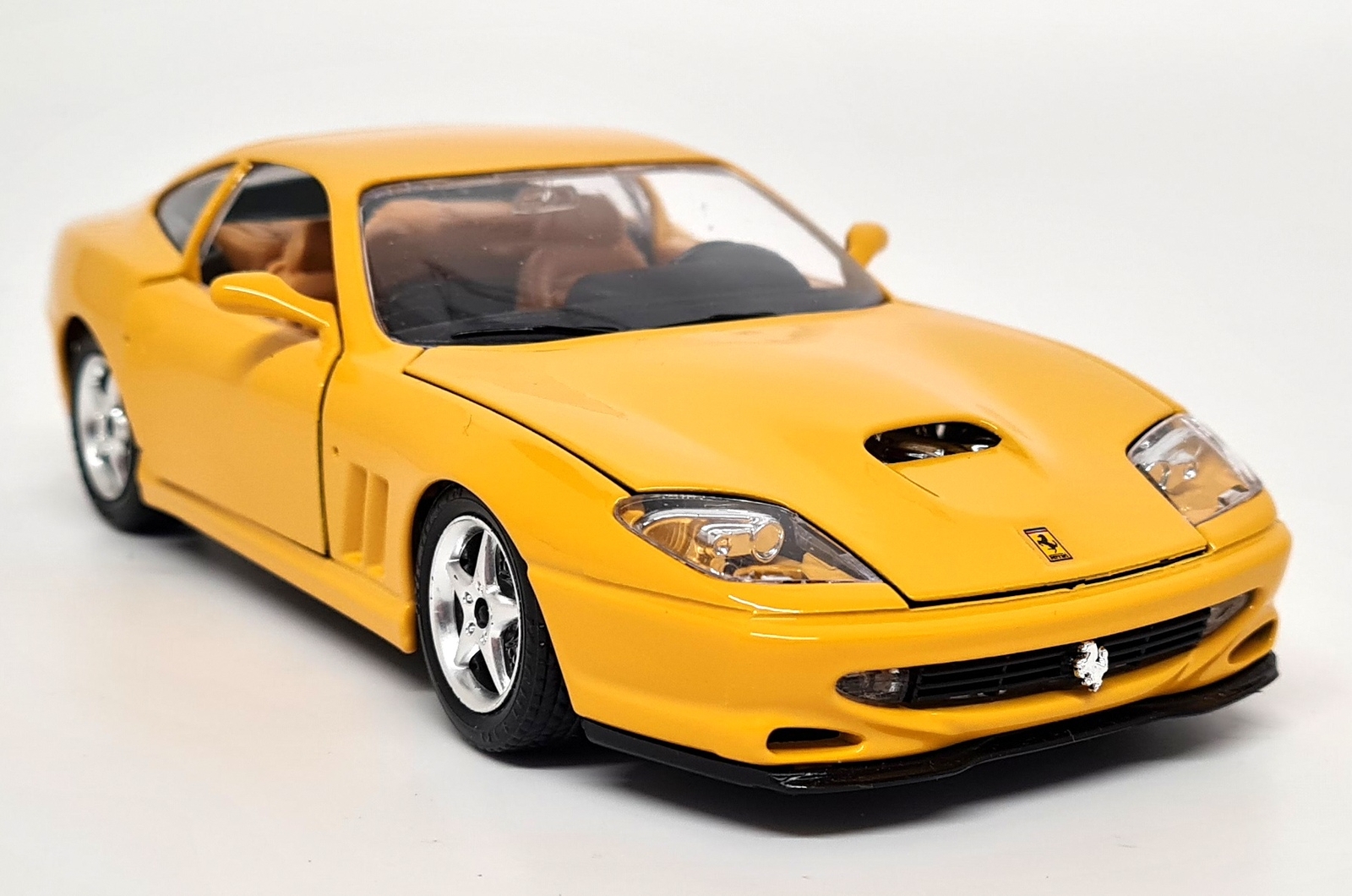 burago フェラーリ 1996年式マラネロ 1/18 Amazon | Bburagoブラーゴ『1/18 Ferrari 550 maranello 1996 赤