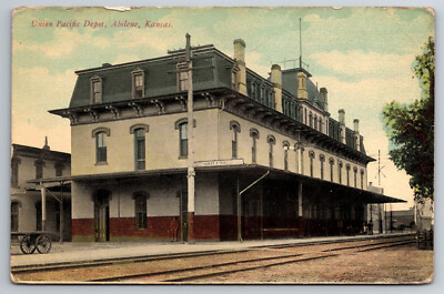 Vintage Postcard KS Abilene Union Pacific Depot Railway Station Tracks -*4128