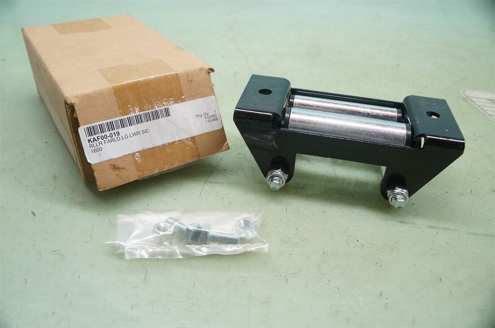 キャスパー【FATSO】 Kawasaki KAF00-019 NOS OEM ROLLER FAIRLEAD LG LWR SID #326