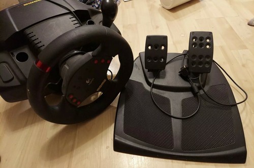 Logitech Momo Racing Force Feedback Steering Wheel /Pedals