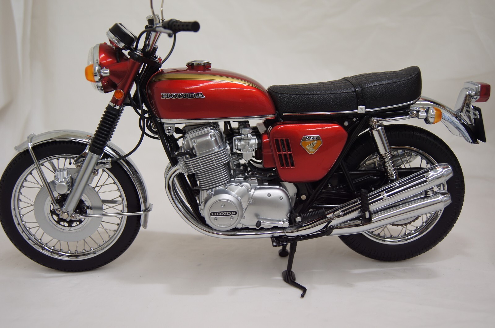 Honda CB750K0 candy red Big 1/6 made by Minichamps cast iron
