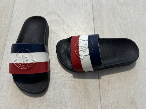 サンダル・ミュール MONCLER SS25 'Mon' slides (K109B4C00040M4095 999) Moncler Mon Summer サンダル | ブラック | FARFETCH JP
