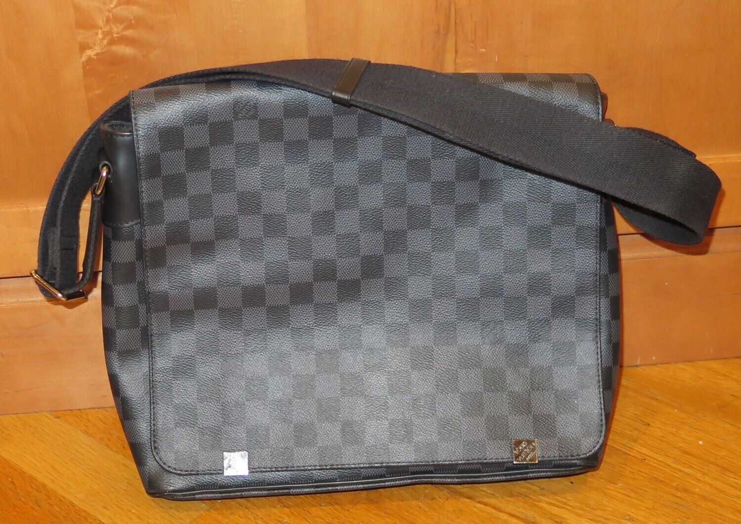 Louis Vuitton District MM Damier Graphite/Black Canvas Louis Vuitton District MM Damier Graphite/Black Canvas