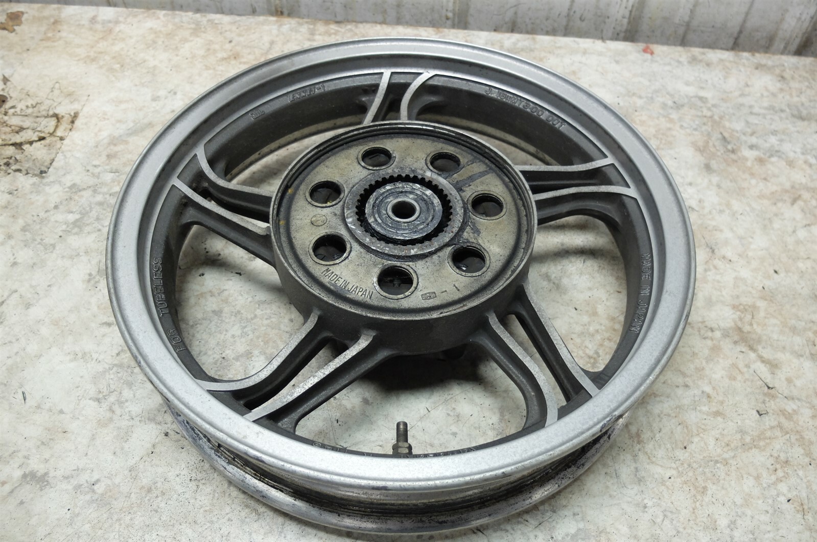 85 Kawasaki ZN 700 ZN700 A LTD rear back wheel rim straight