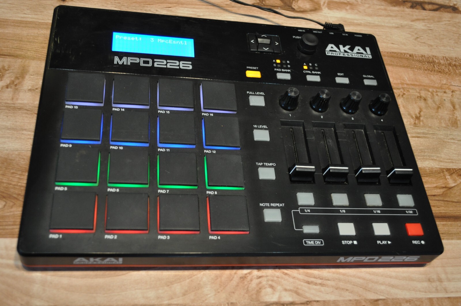 AKAI MPD226 MIDIコントローラー MIDI Pad Controller With Sliders MPD226 | Akai Pro