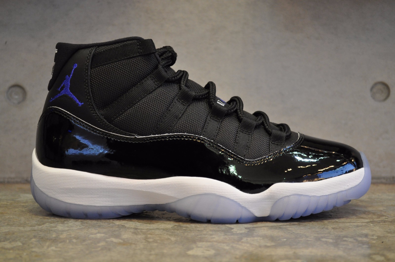 air jordan 11 space jam authentic