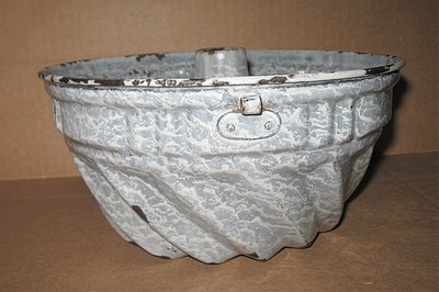 Vintage Early Mid 1900s Gray Swirl Spatter Graniteware Enamel BUNDT CAKE PAN